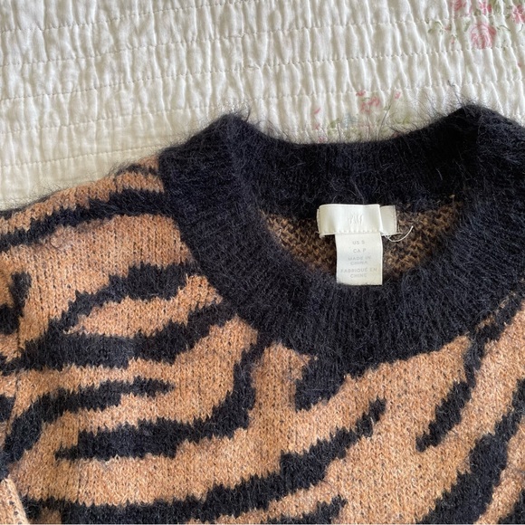 zebra print fuzzy sweater - Picture 2 of 4